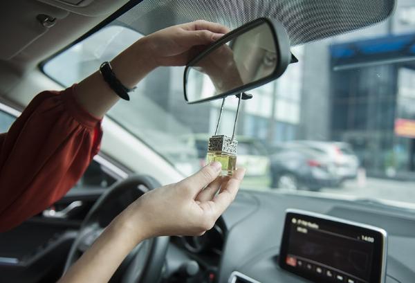 Sử dụng tinh dầu trong xe hơi